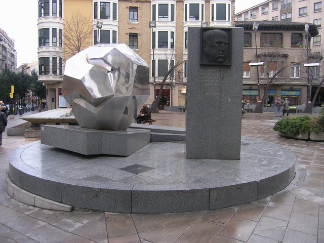 Monumento a José Sinués y Urbiola